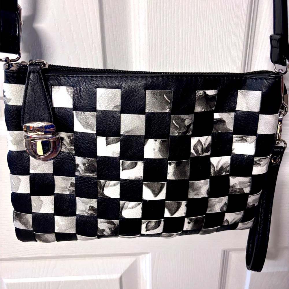 Stylish Checkered Crossbody Bag in Black and White